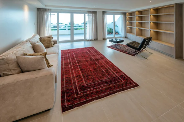 stock image A newly renovated apartment in Jomtien Beach, Pattaya, Thailand, with minimalist interior design and classic modern furnishings with antique rugs, and a large terrace facing the ocean.