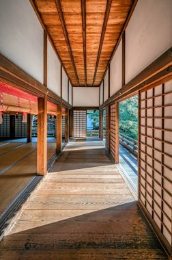 Tahta ve washi kağıt panjurları Japonya 'nın Kyoto kentindeki bu Japon dizayn edilmiş binaların bahçelerini görmek için açık olan sürgülü kapılar oluşturur.
