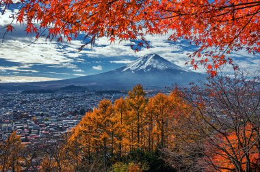 Fuji Dağı, Chureito Pagoda ve Fujiyoshida şehrine bakan Arakura Sengen Tapınağı 'ndan görüldü. Sonbaharda çekilen Japon akçaağaç ağaçları renk katıyor..