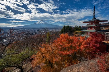 Fuji Dağı, Chureito Pagoda ve Fujiyoshida şehrine bakan Arakura Sengen Tapınağı 'ndan görüldü. Sonbaharda çekilen Japon akçaağaç ağaçları renk katıyor..