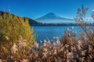 Öğleden sonra Kawaguchi Gölü 'nde Fuji Dağı' yla birlikte. Sonbaharda Yamanashi ilinin Fuji 5 göl bölgesi
