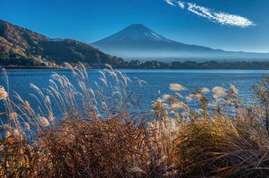 Öğleden sonra Kawaguchi Gölü 'nde Fuji Dağı' yla birlikte. Sonbaharda Yamanashi ilinin Fuji 5 göl bölgesi