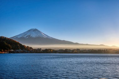 Öğleden sonra Kawaguchi Gölü 'nde Fuji Dağı' yla birlikte. Sonbaharda Yamanashi ilinin Fuji 5 göl bölgesi