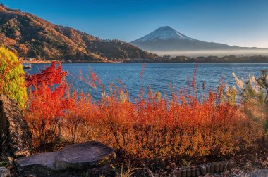 Öğleden sonra Kawaguchi Gölü 'nde Fuji Dağı' yla birlikte. Sonbaharda Yamanashi ilinin Fuji 5 göl bölgesi