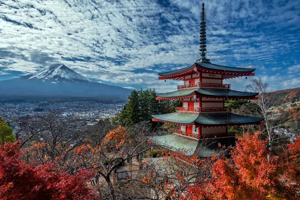 Fuji Dağı, Chureito Pagoda ve Fujiyoshida şehrine bakan Arakura Sengen Tapınağı 'ndan görüldü. Sonbaharda çekilen Japon akçaağaç ağaçları renk katıyor..