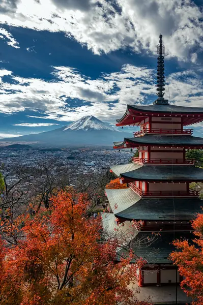 Fuji Dağı, Chureito Pagoda ve Fujiyoshida şehrine bakan Arakura Sengen Tapınağı 'ndan görüldü. Sonbaharda çekilen Japon akçaağaç ağaçları renk katıyor..