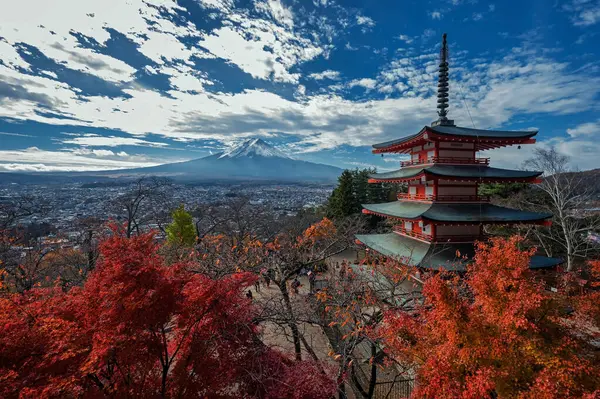 Fuji Dağı, Chureito Pagoda ve Fujiyoshida şehrine bakan Arakura Sengen Tapınağı 'ndan görüldü. Sonbaharda çekilen Japon akçaağaç ağaçları renk katıyor..