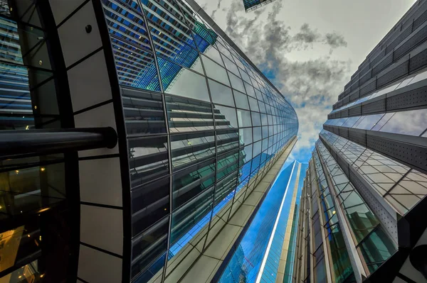 Modern cam ve çelik yapılar, kentsel yenilenmeden geçmiş bir şehirde birbirlerini yansıtıyorlar.