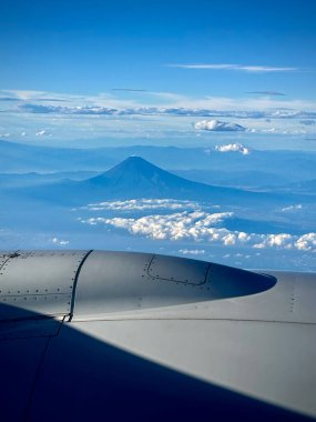 Öğleden sonra Japonya 'daki Fuji Dağı' nın üzerinden uçuyor.