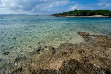Japonya 'nın subtropikal Ryukyu Adaları' nın bir parçası olan Okinawa ana adasının el değmemiş suları, mercan resifleri ve nispeten bozulmamış plajları vardır.