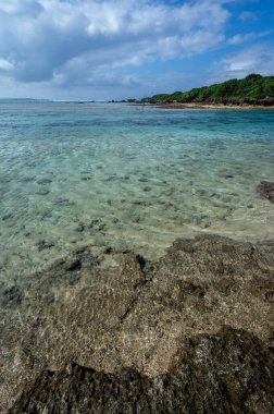 Japonya 'nın subtropikal Ryukyu Adaları' nın bir parçası olan Okinawa ana adasının el değmemiş suları, mercan resifleri ve nispeten bozulmamış plajları vardır.
