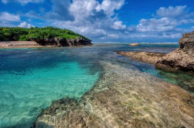 Japonya 'nın subtropikal Ryukyu Adaları' nın bir parçası olan Okinawa ana adasının el değmemiş suları, mercan resifleri ve nispeten bozulmamış plajları vardır.