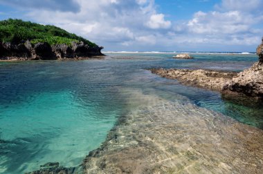 Japonya 'nın subtropikal Ryukyu Adaları' nın bir parçası olan Okinawa ana adasının el değmemiş suları, mercan resifleri ve nispeten bozulmamış plajları vardır.