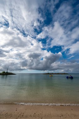 Japonya 'nın subtropikal Ryukyu Adaları' nın bir parçası olan Okinawa ana adasının el değmemiş suları, mercan resifleri ve nispeten bozulmamış plajları vardır.