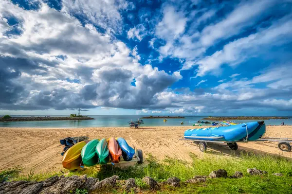 Japonya 'nın subtropikal Ryukyu Adaları' nın bir parçası olan Okinawa ana adasının el değmemiş suları, mercan resifleri ve nispeten bozulmamış plajları vardır.
