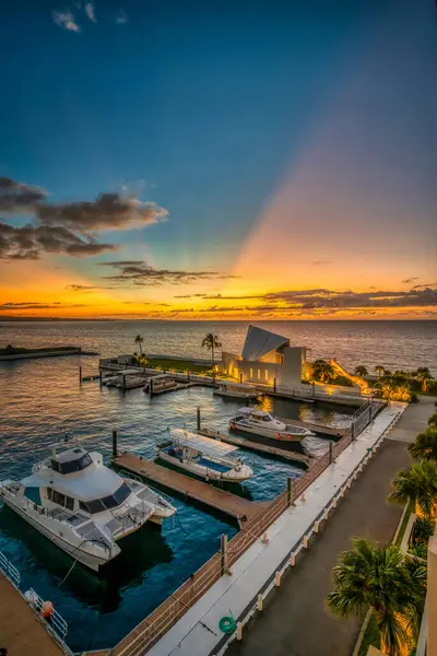 Japonya 'nın subtropikal Ryukyu Adaları' nın bir parçası olan Okinawa ana adasının el değmemiş suları, mercan resifleri ve nispeten bozulmamış plajları vardır.