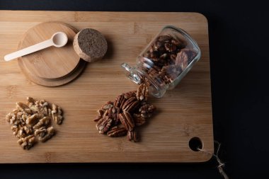 Ahşap arka planda ceviz ve yiyecek fotoğrafçılığı uluslararası fındık günü