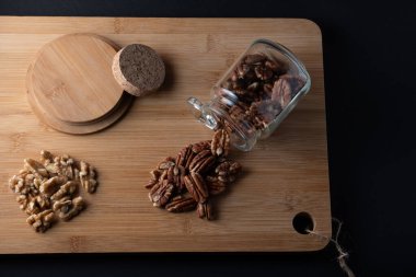 Ahşap arka planda ceviz ve yiyecek fotoğrafçılığı uluslararası fındık günü