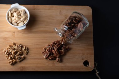 Ahşap arka planda ceviz ve yiyecek fotoğrafçılığı uluslararası fındık günü