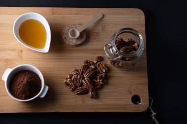 Ahşap arka planda ceviz ve yiyecek fotoğrafçılığı uluslararası fındık günü