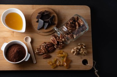 Ahşap arka planda ceviz ve yiyecek fotoğrafçılığı uluslararası fındık günü