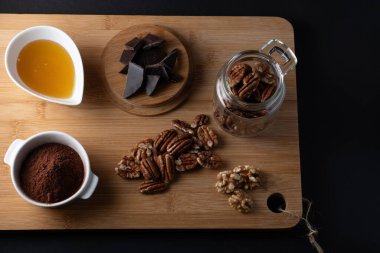 Ahşap arka planda ceviz ve yiyecek fotoğrafçılığı uluslararası fındık günü