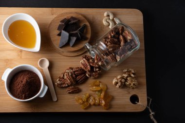 Ahşap arka planda ceviz ve yiyecek fotoğrafçılığı uluslararası fındık günü