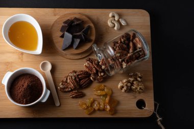 Ahşap arka planda ceviz ve yiyecek fotoğrafçılığı uluslararası fındık günü