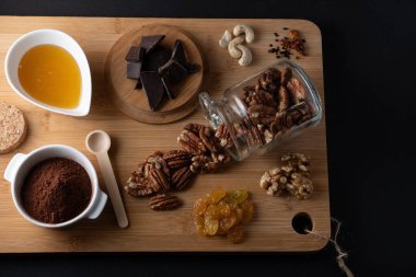 Ahşap arka planda ceviz ve yiyecek fotoğrafçılığı uluslararası fındık günü