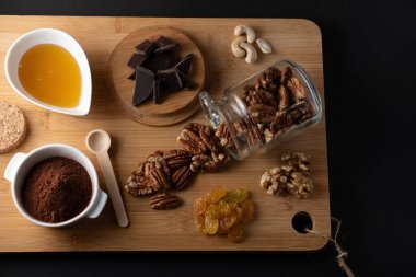 Ahşap arka planda ceviz ve yiyecek fotoğrafçılığı uluslararası fındık günü