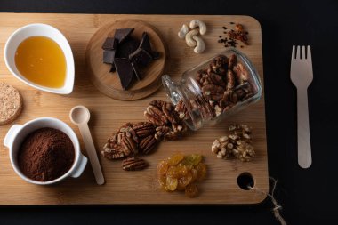 Ahşap arka planda ceviz ve yiyecek fotoğrafçılığı uluslararası fındık günü