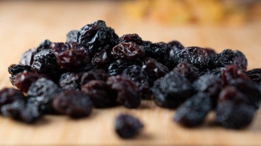  Ahşap arka planda kuru üzüm