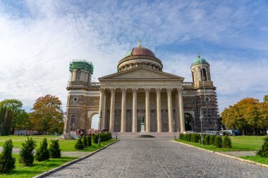 Meryem Ana 'nın Katedrali ve Esztergom Macaristan' daki Aziz Adalbert 'in Yenilenmesi .