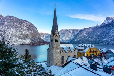 Avusturya 'daki Salzkammergut şehrinin güzel manzarası. Kış dağları, göl ve kilise. .