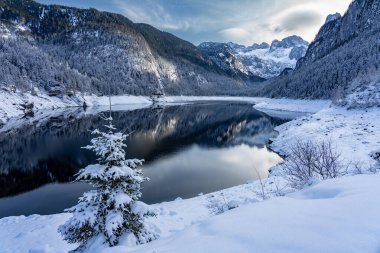 Beautiful snowy winter landscape with Dachstein mountain and Gosausee in Austria near Hallstatt .