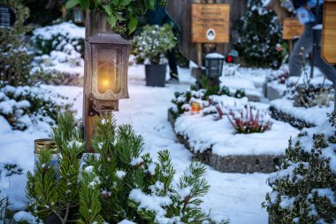 Mezarlık Noel zamanı mumlu ve karlı mezar taşları .