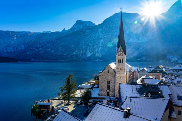 오스트리아 머랭의 호수와 교회에 아름다운 도시할 스타트의 아름다운 햇살이 내리는 스톡 사진