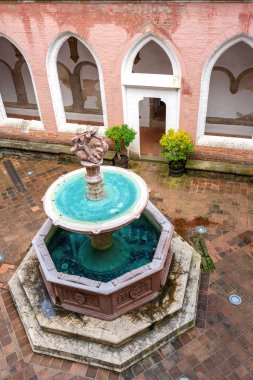 Çeşmeli ve kemerli Visegrad Sarayı Kalesi Müzesi