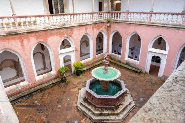 Çeşmeli ve kemerli Visegrad Sarayı Kalesi Müzesi .