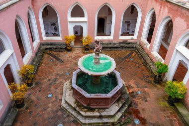 Çeşmeli ve kemerli Visegrad Sarayı Kalesi Müzesi .