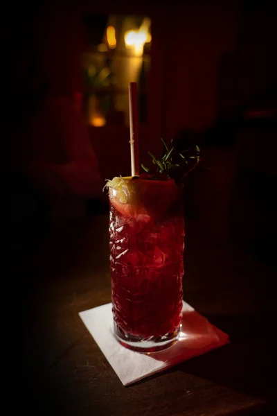 Preiselbeer Fizz Cocktail Einem Pub Mit Rosmarin Und Zitrone — Stockfoto
