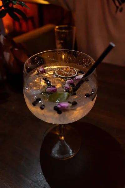 All Gin Tonic Mit Getrockneten Rosenbeeren Pfeffer Und Eiswürfeln Club — Stockfoto