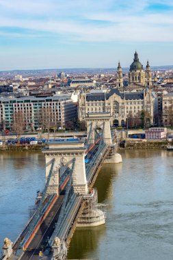 Budapeşte Macaristan 'daki Tuna nehri kıyısında zincirli szechenyi köprüsü ve Aziz Stehen katedrali .