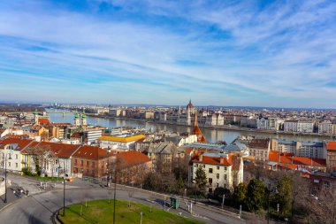 Macaristan parlamentosu ve Margit köprüsü ile Budapeşte 'de Tuna Nehri .