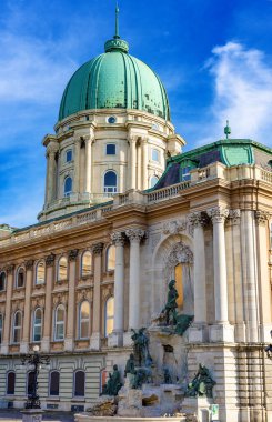 Budapeşte Macaristan 'da Matthias av çeşmesi olan buda kalesi kubbesi .