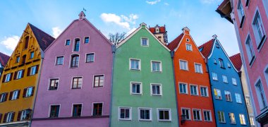 Fussen Almanya 'sında güzel renkli eğlence evleri .