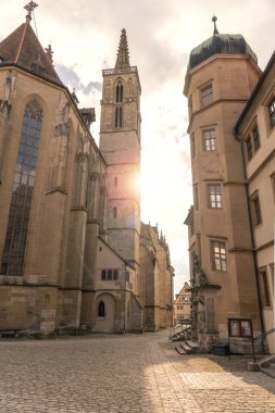 Romantik Rothenburg ob der Tauber 'in güzel mimarisi. Bavyera Almanya' da ortaçağ evleri ve kiliseleri var. .