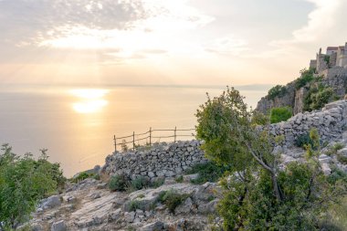 Hırvatistan 'ın Cres adasındaki ünlü Lubenice köyünün şatosu gün batımında .