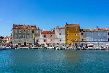 09.02.2019. Mali Losinj, Hırvatistan: Cres 'in eski kasaba limanının deniz ve tekneli renkli evleri .