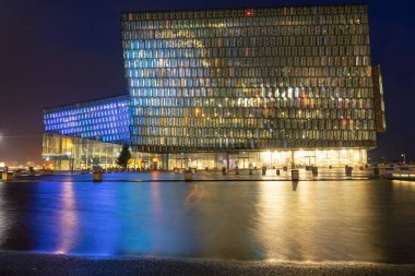 Reykjavik İzlanda 'daki Harpa konser salonu fütüristik cam bina .